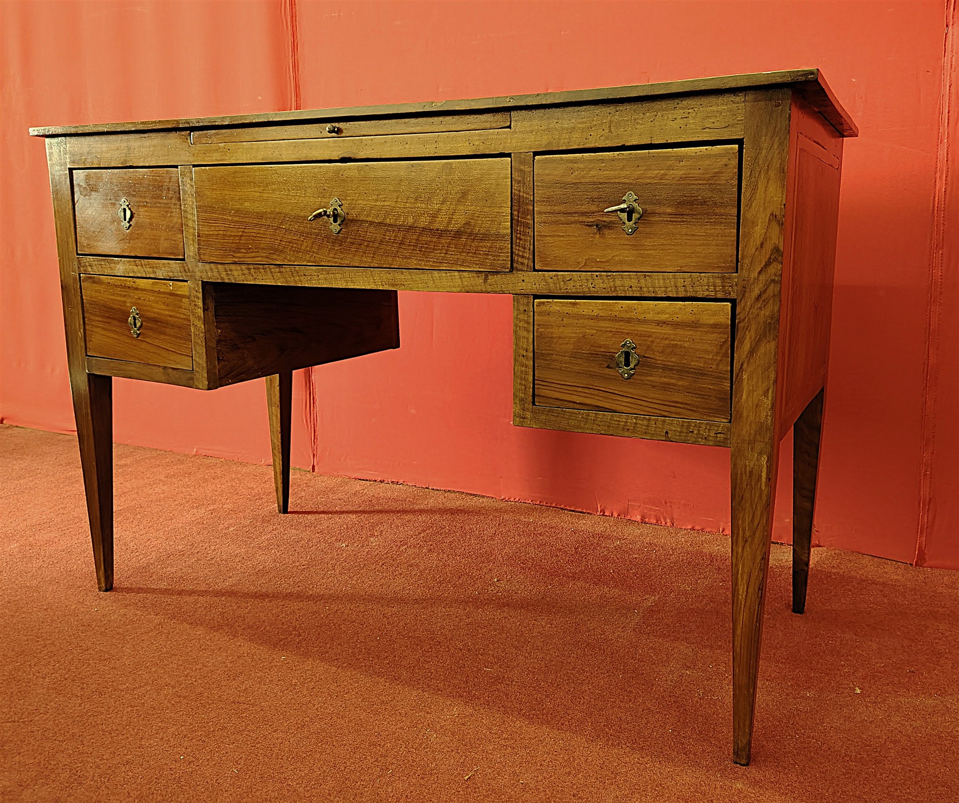 Scrivania in Noce con tiretto