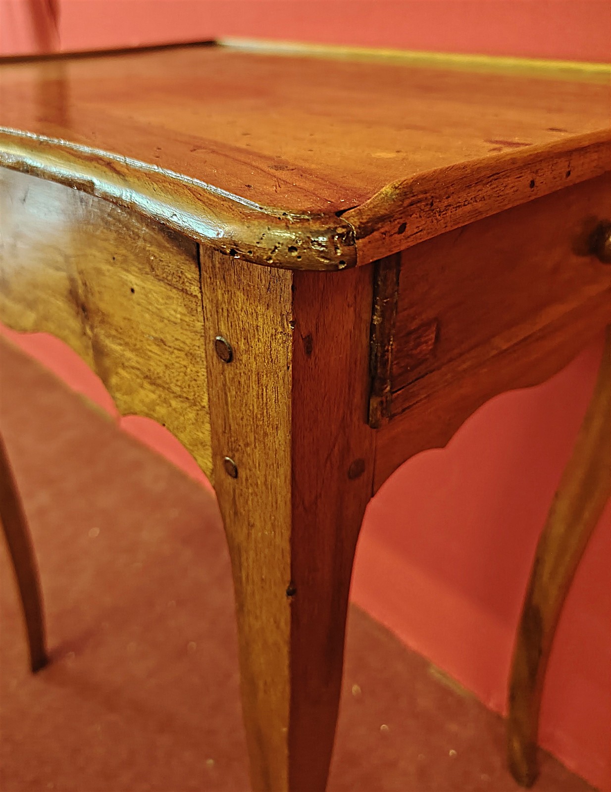 Tavolino Scrittoio in Legno di Noce con Cassetto – Stile Luigi XV, XVIII Secolo