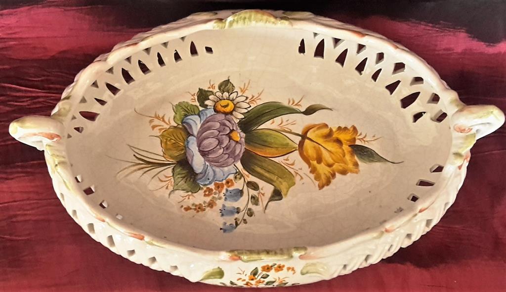 Piccolo cestino in ceramica italiana, dipinto a mano