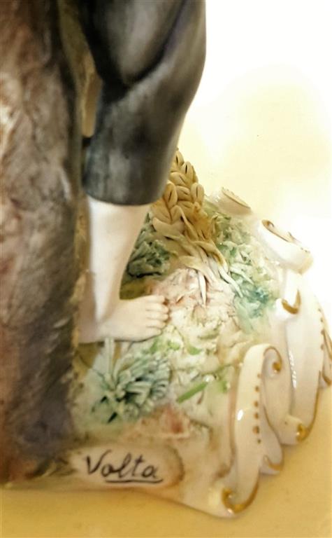 Statuetta capodimonte in ceramica dipinta a mano firmata Volta