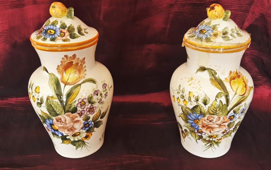 Coppia di vasi in ceramica italiana, dipinti a mano