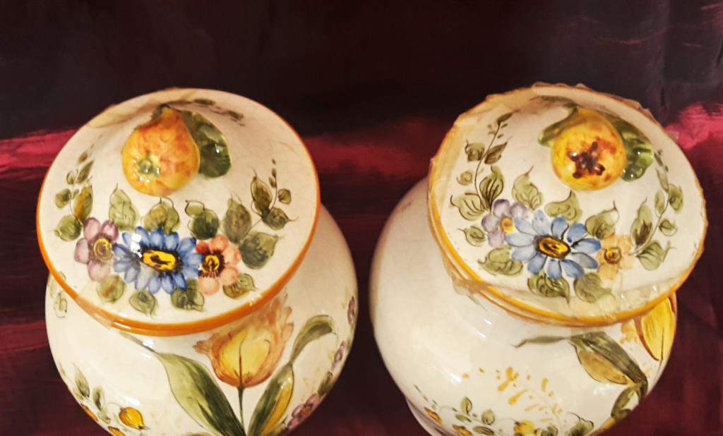 Coppia di vasi in ceramica italiana, dipinti a mano