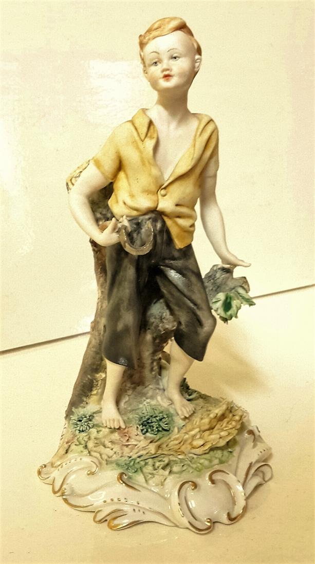 Statuetta capodimonte in ceramica dipinta a mano firmata Volta